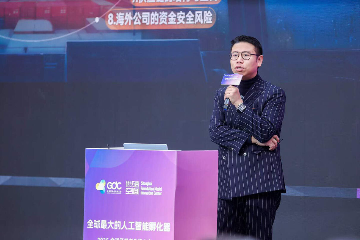 大驰创新创始人张驰在AI行业论坛分享认知迭代观点.jpg