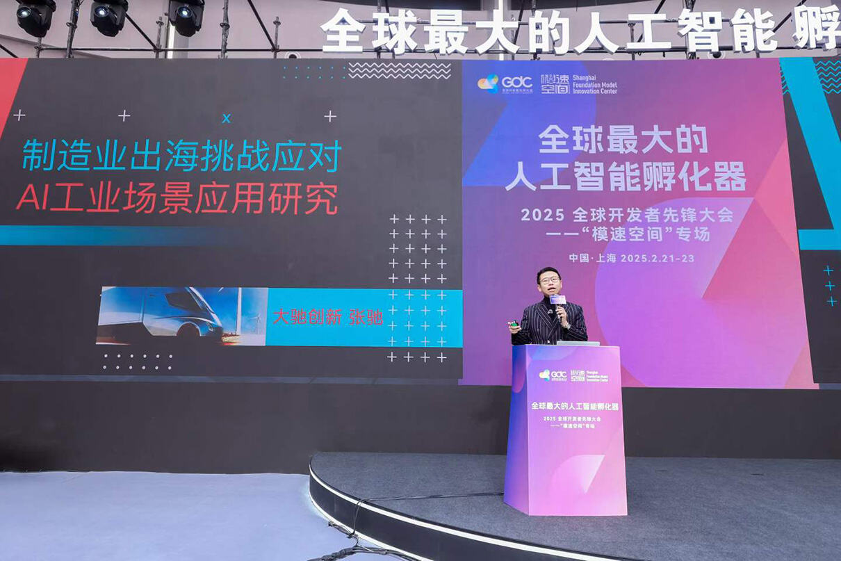 张驰谈AI时代四十岁职场人的核心竞争力.jpg