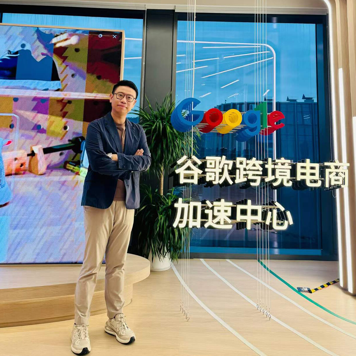 大驰创新创始人张驰于深圳谷歌跨境电商加速中心(Google EAC)打卡留念.jpg 大驰创新创始人张驰于深圳谷歌跨境电商加速中心(Google EAC)打卡留念.jpg