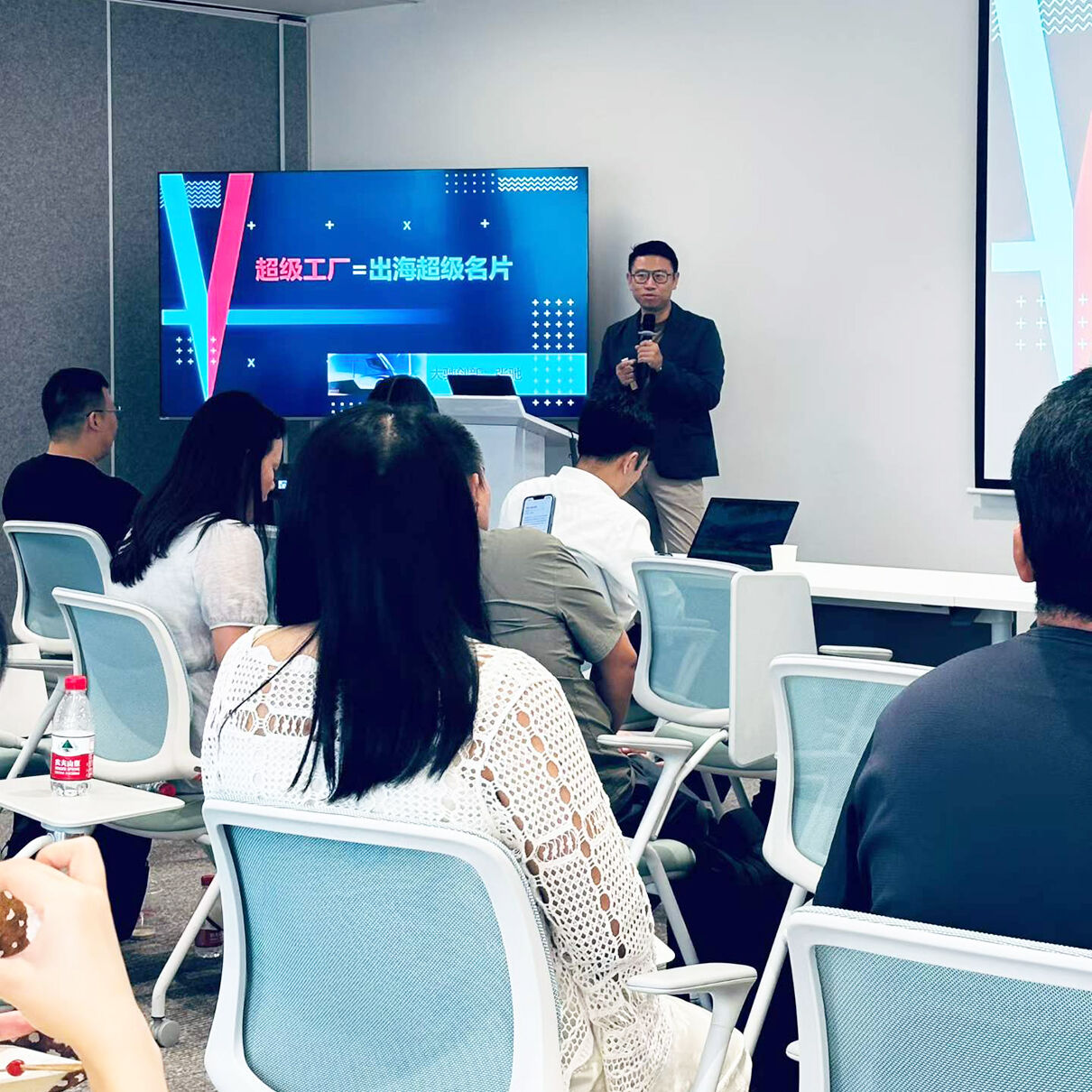 大驰创新CEO张驰在Google深圳EAC分享《超级工厂=出海超级名片》主题演讲.jpg 大驰创新CEO张驰在Google深圳EAC分享《超级工厂=出海超级名片》主题演讲.jpg